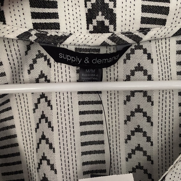 Supply & Demand Bell Sleeve Top - Picture 5 of 6